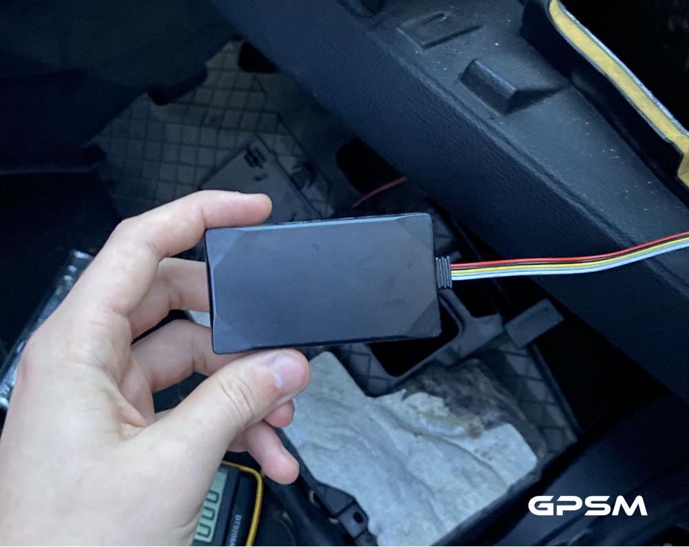 Установка GPS трекера GPSM U9 на BMW X5 изображение 3