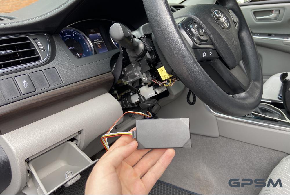 Установка GPS трекера GPSM U9 с блокировкой двигателя на Toyota Camry 55 изображение 1