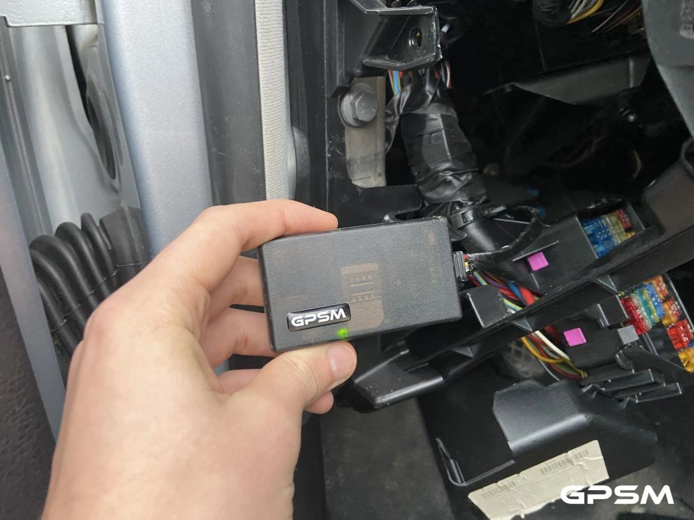 Установка GPS трекера на автомобіль VW Golf зображення 3