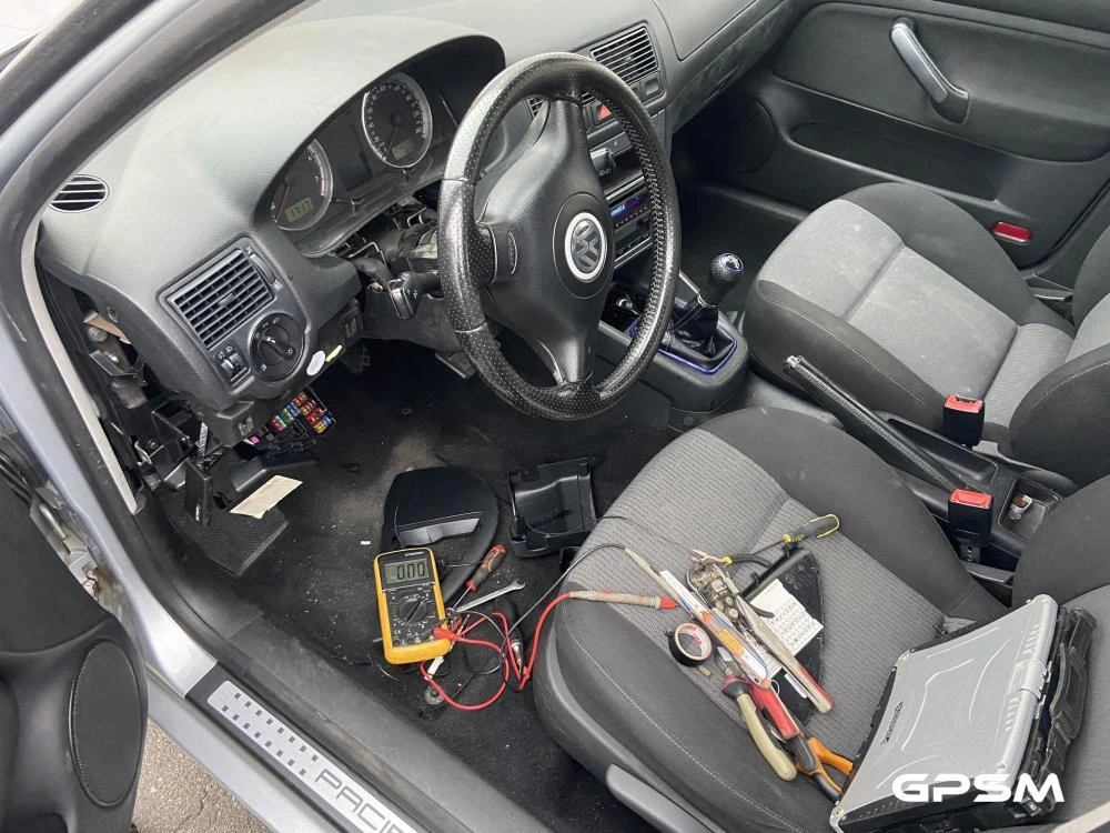 Установка GPS трекера на автомобіль VW Golf зображення 2