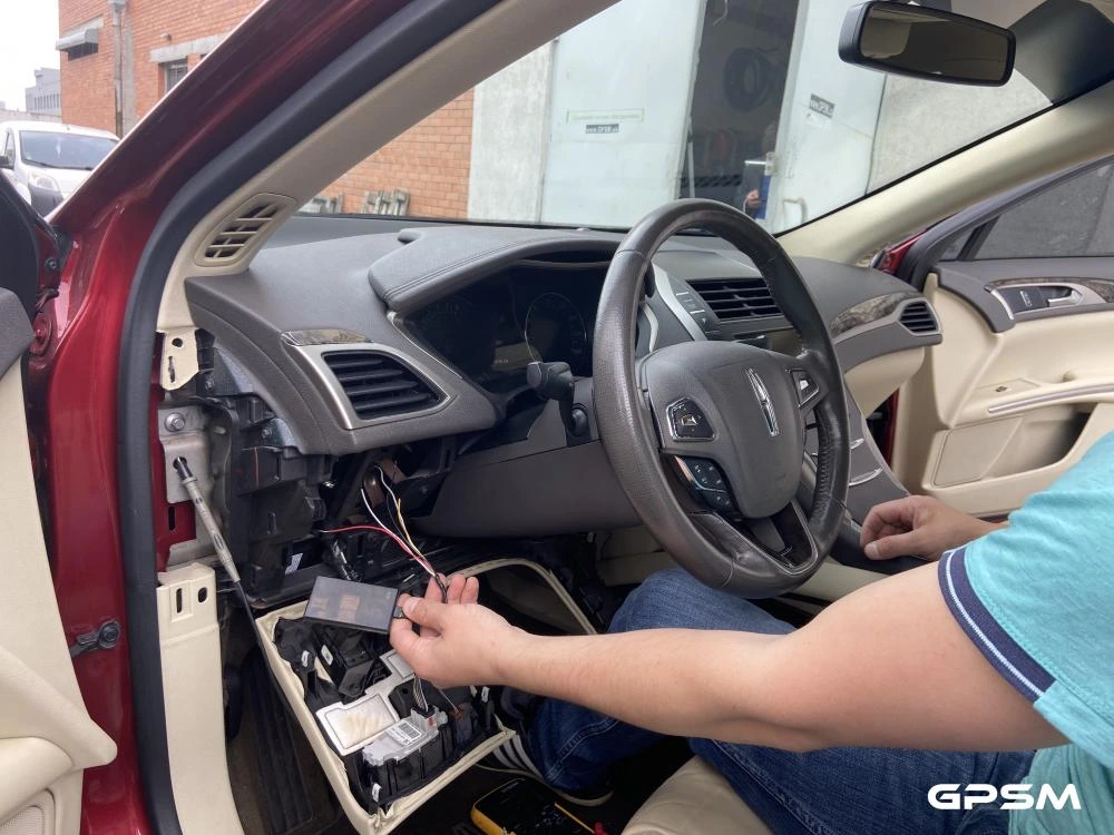 Установка GPS маячка GPSM U9 на автомобиль Lincoln MKZ