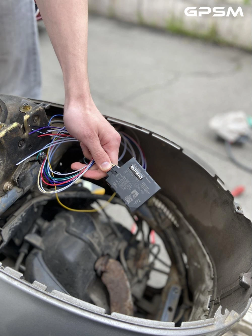 Установка GPS маячка GPSM Pro на скутер изображение 2