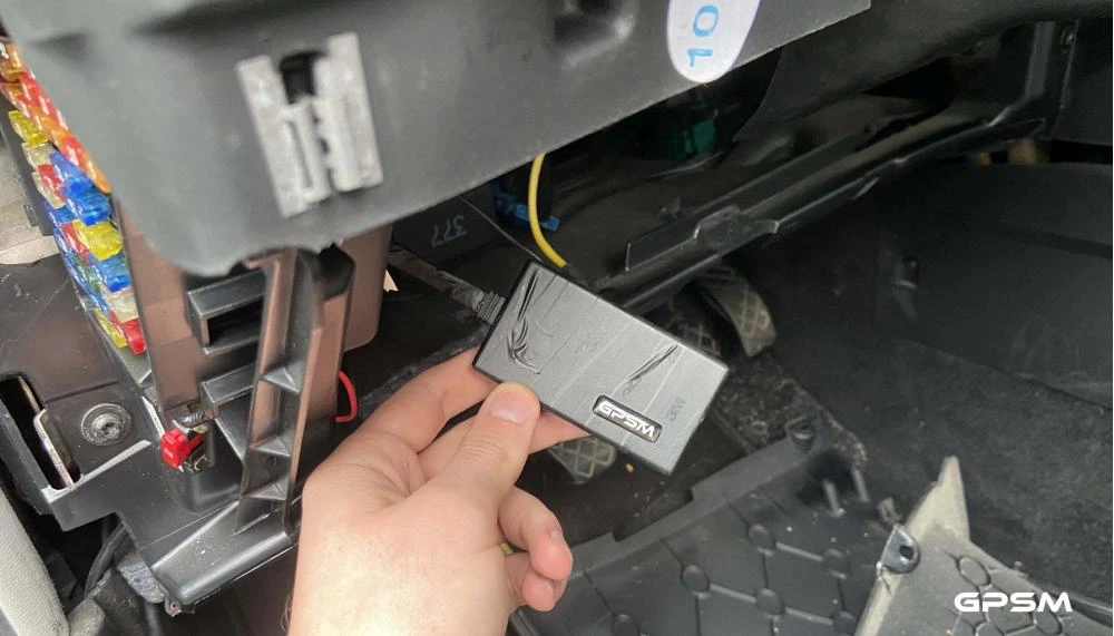 Монтаж GPS трекера на автомобіль Volkswagen зображення 3