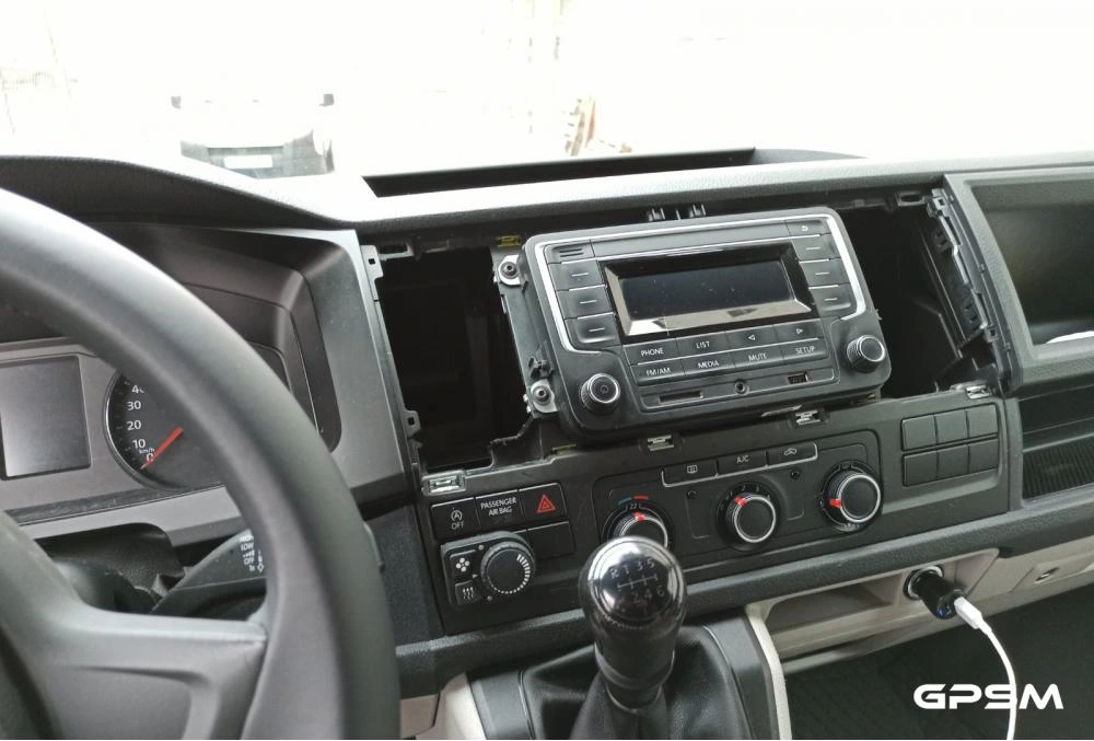 Монтаж GPS терминала на автомобиль Volkswagen Caravelle